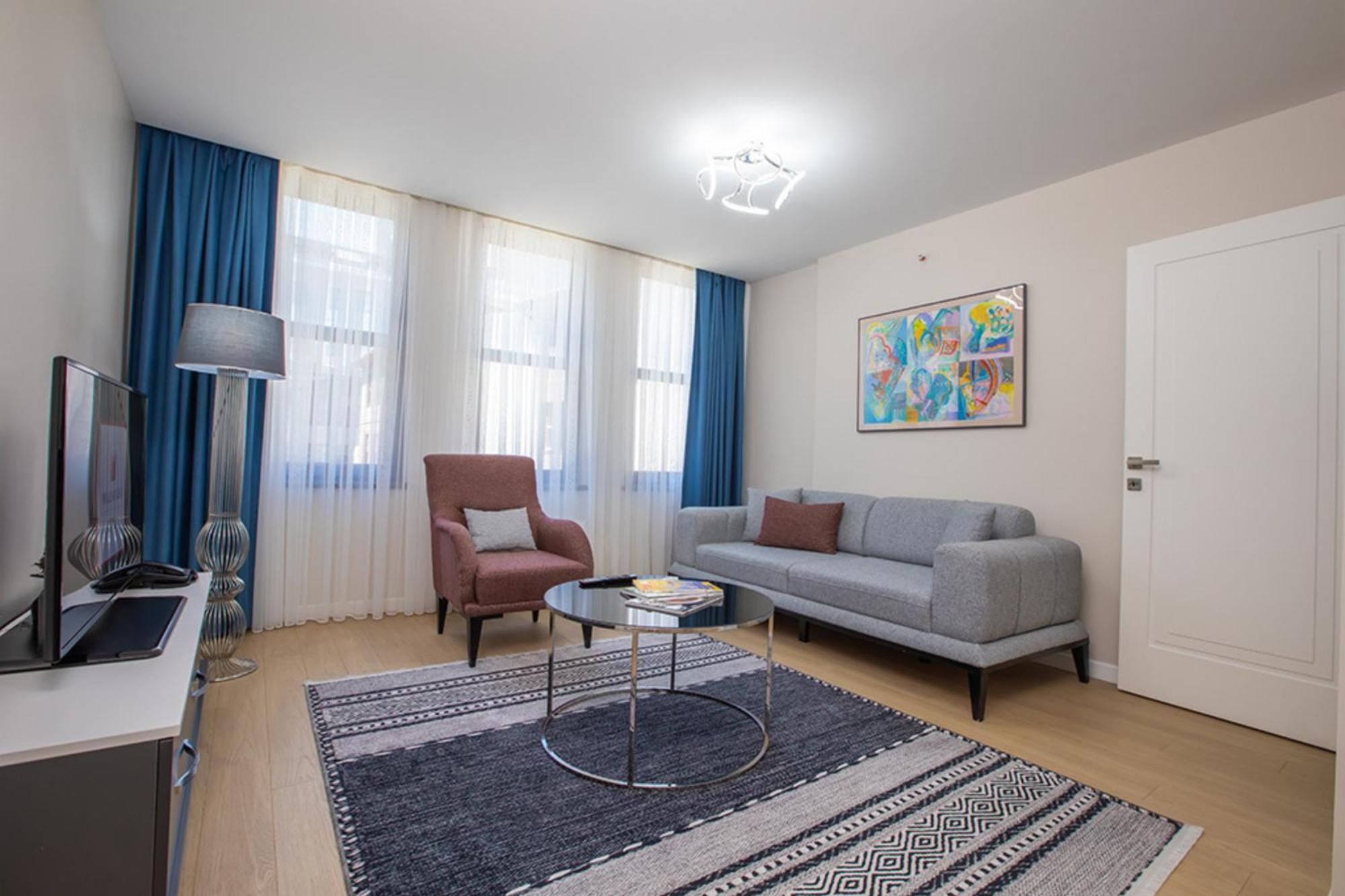 فندق ميلينيوم إسطنبول غولدن هورن اسطنبول المظهر الخارجي الصورة A living room in a serviced apartment in Dubai, United Arab Emirates